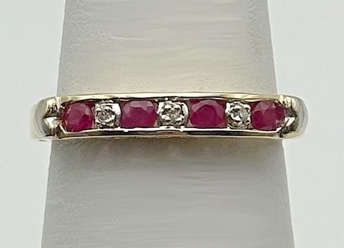 10K GOLD HEART STYLE BAND, NATURAL RUBIES, 0.02CTW DIAMONDS (SIZE 7) 2.1 GRAM: 10K GOLD LOVE HEART STYLE BAND WITH NATURAL RUBIES AND 0.02CTS OF DIAMONDS 10k Gold Love Heart style Band with Natural Rubies and 0.02cts of Diamonds Condition: Used Material: 10k Yellow Gold Ring Siz