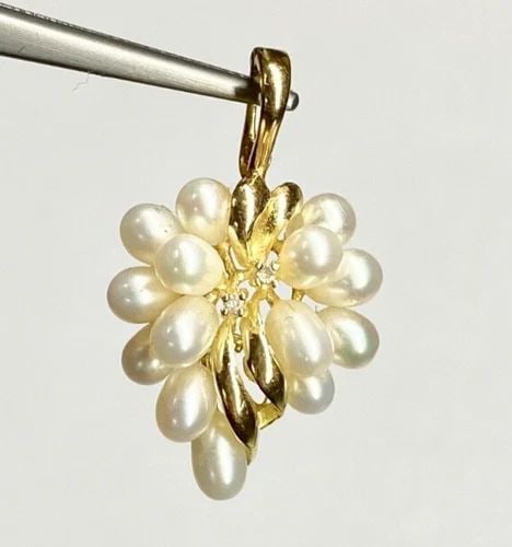 WOMEN'S 14K YELLOW GOLD GRAPE STYLE PENDANT WITH PEARLS AND DIAMONDS 3.3 GRAMS: WOMEN'S 14K YELLOW GOLD PENDANT WITH PEARLS AND 0.01CT DIAMONDS Women's 14k Yellow Gold Pendant with Pearls and 0.01CT Diamonds You are bidding on a pre-owned Women's 14k Yellow Gold Pendant with Pear