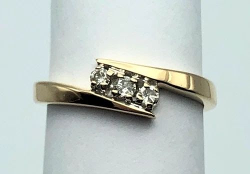 14K YELLOW GOLD RING WITH 3 NATURAL DIAMONDS 0.15CTTW (SIZE: 4.75) 1.7 GRAM: 14K YELLOW GOLD RING WITH THREE DIAMONDS 0.15CTTW (SIZE: 4.75) 14k Yellow Gold Ring with Three center Diamonds You are bidding on a 14k Yellow Gold Ring with Three center Diamonds. The piece has been 