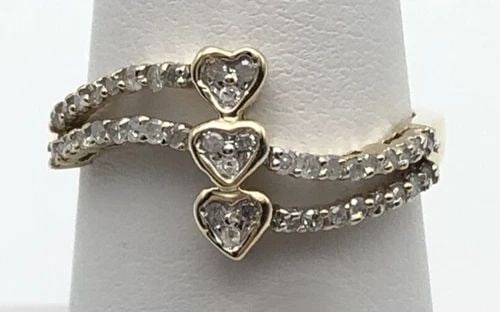 10K GOLD WAVEY RING WITH 3 HEARTS AND 0.32CTW DIAMONDS (SIZE 6.75) 2.1 GRAM: 10K GOLD WAVEY RING WITH 3 HEARTS AND 0.32CT OF DIAMONDS SIZE: 6.75 10k Gold wavey Ring with 3 Hearts and 0.32ct of Diamonds You are bidding on a 10k Gold wavey Ring with 3 Hearts and 0.32ct of Diamon