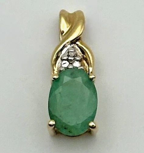 10K GOLD PENDANT WITH NATURAL EMERALD AND 0.01CTS OF DIAMONDS (1 GRAM): 10K GOLD PENDANT WITH NATURAL EMERALD AND 0.01CTS OF DIAMONDS 1.0 GRAM 10k Gold Pendant with Natural Emerald and 0.01cts of Diamonds Condition: Used Material: 10k Yellow Gold Pendant Size: 16mm x 6mm 