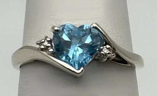 10K WHITE GOLD RING, HEART CUT BLUE TOPAZ, DIAMONDS (SIZE 7.25) 2.1 GRAM: 10K WHITE GOLD RING WITH HEART CUT BLUE TOPAZ AND DIAMONDS SIZE: 7.25 10k White Gold Ring with heart cut Blue Topaz and Diamonds Condition: Used Material: 10k White Gold Ring Size: 7.25 Inches Weight: