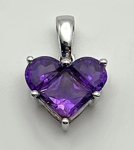 14K WHITE GOLD HEART SHAPED PENDANT WITH THREE AMETHYST STONES 1.5 GRAMS: 14K WHITE GOLD HEART SHAPED PENDANT WITH THREE AMETHYST STONES 1.5 GRAMS 14k White Gold Heart shaped Pendant with Three Amethyst Stones Condition: Used, has been cleaned Material: 14k White Gold Penda