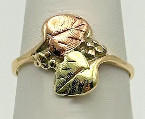 10K GOLD BLACK HILLS GOLD LEAFY STYLE RING (SIZE 6) 1.9 GRAMS: 10K GOLD BLACK HILLS GOLD LEAFY STYLE RING (SIZE: 6) 1.9 GRAMS 10k Gold Black Hills Gold Leafy style Ring Condition: Used, has been fully cleaned and inspected by our in house Jewelers Material: 10k Y