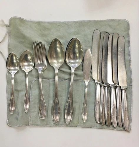 VINTAGE HOLMES EDWARDS SILVERPLATE (20) PIECE SET: VINTAGE HOLMES EDWARDS SILVERPLATE (20) PIECE SET Vintage Holmes Edwards Silverplate (20) piece Set You are bidding on a Vintage Holmes Edwards Silverplate (20) piece Set. There are scratches on the s