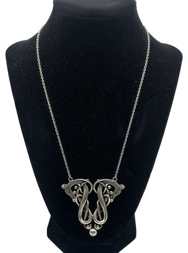 925 STERLING SILVER URNES NORSE PENDANT WITH 20" CHAIN 27.1 GRAMS: 925 STERLING SILVER URNES NORSE PENDANT WITH 20" CHAIN 27.1 GRAMS 925 Sterling Silver Urnes Norse Pendant with 20" Chain Condition: Used Material: 925 Sterling Silver Necklace Size / Info: 20 inches l