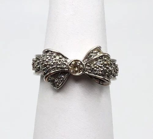 JWBR STERLING SILVER 0.24CTS DIAMOND RIBBON BOW STYLE RING (SIZE 6): JWBR STERLING SILVER 0.24CTS DIAMOND RIBBON BOW STYLE RING (SIZE: 6) JWBR Sterling Silver Diamond Ribbon Bow style Ring You are bidding on a JWBR Sterling Silver Diamond Ribbon Bow style Ring. The rin