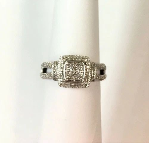 WOMAN'S 925 STERLING SILVER RING WITH 0.06CTW DIAMONDS (SIZE 6.75) 3.2 GRAM: WOMAN'S 925 STERLING SILVER RING WITH DIAMONDS (SIZE: 6.75) Woman's 925 Sterling Silver Ring with Diamonds You are bidding on a pre-owned Woman's 925 Sterling Silver Ring with Diamonds. The piece has 