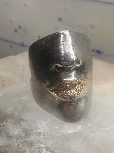 SONIA BITTON RING SIZE 4.75 FACE CIGAR BAND W DIAMOND LIPS PINKY STERLING SILVER: SONIA BITTON RING SIZE 4.75 FACE CIGAR BAND W DIAMOND LIPS PINKY STERLING SILVER Sonia Bitton ring size 4.75 face cigar band w diamond lips pinky sterling silver women Size 4.75 Weight 16.3g Length 1"