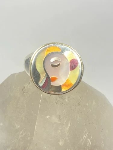 ERIC GROSSBARDT RING STERLING SILVER & 18K YELLOW GOLD FACE: ERIC GROSSBARDT RING STERLING SILVER & 18K YELLOW GOLD FACE Eric Grossbardt ring sterling silver & 18K Yellow Gold mother of pearl face Size 9 Between a size 8.75 and a size 9 Weight 14.1g Width and l