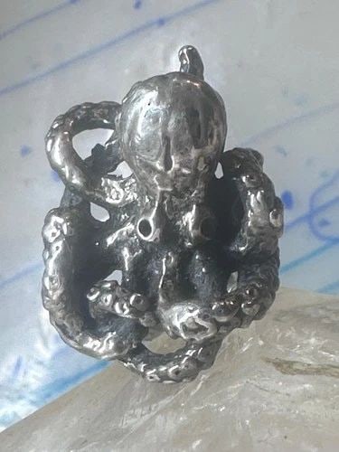 OCTOPUS RING OCEAN BRUTALIST BAND STERLING SILVER SIZE 6 WOMEN: OCTOPUS RING OCEAN BRUTALIST BAND STERLING SILVER SIZE 6 WOMEN Octopus Ring Ocean brutalist band sterling silver size 6 women Size 6 Weight 22.1g Width 1 1/8" Thinnest part of band 1/4"