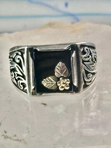 BLACK HILLS GOLD RING LEAVES ONYX SIZE 12 STERLING SILVER MEN WOMEN: BLACK HILLS GOLD RING LEAVES ONYX SIZE 12 STERLING SILVER MEN WOMEN Black Hills Gold ring leaves onyx size 12 sterling silver men women Detailed with 12K gold over sterling on the leaves Size 12 Weigh