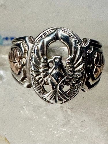 EAGLE RING BLACK HILLS GOLD SIZE 12.75 STERLING SILVER WOMEN MEN: EAGLE RING BLACK HILLS GOLD SIZE 12.75 STERLING SILVER WOMEN MEN Eagle ring Black Hills Gold size 12.75 sterling silver women men Size 12.75 Weight 9.6g Length 3/4" Width 1/2" Thinnest part of band in