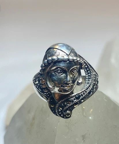 LADY FACE RING SIZE 7.25 ART DECO MARCASITES BAND STERLING SILVER WOMEN: LADY FACE RING SIZE 7.25 ART DECO MARCASITES BAND STERLING SILVER WOMEN Lady face ring art deco marcasites band sterling silver women Size 7.25 Weight 7.5g Widest part 7/8" Thinnest part of band 1/8"