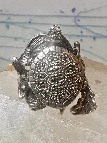 TURTLE RING MARCASITES BAND SIZE 7.25 STERLING SILVER WOMEN: TURTLE RING MARCASITES BAND SIZE 7.25 STERLING SILVER WOMEN Turtle ring on branch marcasites band size 7.25 sterling silver women Size 7.25 Weight 11.4g Length 1 5/32 Width 5/8" Thinnest part of the b