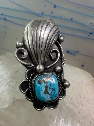 NAVAJO RING LONG TURQUOISE SIZE 7 STERLING SILVER WOMEN: NAVAJO RING LONG TURQUOISE SIZE 7 STERLING SILVER WOMEN Navajo ring long turquoise size 7 sterling silver women Size 7 Weight. 10.6g Length. 2" Width 1 1/3" Thinnest pat of band 5/32"