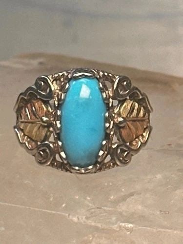 BLACK HILLS GOLD RING LEAVES TURQUOISE BAND RING SIZE 5.75 STERLING SILVER WOMEN: BLACK HILLS GOLD RING LEAVES TURQUOISE BAND RING SIZE 5.75 STERLING SILVER WOMEN Black Hills Gold ring leaves turquoise band ring size 5.75 Sterling silver women Size 5.75 Weight 5.7g Width 5/8" Thinn