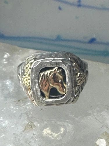 BLACK HILLS GOLD RING ONYX HORSE LEAVES COWGIRL BAND STERLING SILVER SIZE 6 WOME: BLACK HILLS GOLD RING ONYX HORSE LEAVES COWGIRL BAND STERLING SILVER SIZE 6 WOME Black Hills Gold Ring horse leaves onyx cowgirl band sterling silver size 6 women Size 6 Weight 5.2g Length 1/2" Width 