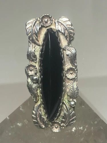 ONYX RING LONG NAVAJO STERLING SILVER WOMEN GIRLS: ONYX RING LONG NAVAJO STERLING SILVER WOMEN GIRLS Onyx ring long Navajo sterling silver women girls Size 7.75 Between a size 7.75 and a size 8 Weight 15.4g Length. 2" Width 7/8" Thinnest part of band 