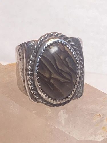AGATE RING SIZE 7.75 SOUTHWEST STERLING SILVER WOMEN MEN: AGATE RING SIZE 7.75 SOUTHWEST STERLING SILVER WOMEN MEN Agate ring southwest sterling silver women men Size 7.75 Between a size 7.75 and a size 8 Weight 11.7g Length 7/8" Width 1/2" Thinnest part of 