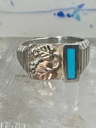 TURQUOISE BAND BLACK HILLS GOLD RING SIZE 10 STERLING SILVER WOMEN MEN: TURQUOISE BAND BLACK HILLS GOLD RING SIZE 10 STERLING SILVER WOMEN MEN Turquoise band Black Hills Gold ring size 10 sterling silver women men Size 10 Weight 7.5g Length. 15/32" Width 5/8" Thinnest par