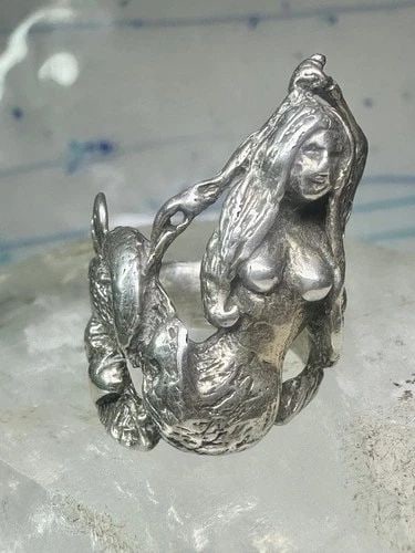 VINTAGE MERMAID RING WAVES OCEAN FIGURE FIGURATIVE BAND SIZE 6 STERLING SILVER: VINTAGE MERMAID RING WAVES OCEAN FIGURE FIGURATIVE BAND SIZE 6 STERLING SILVER Vintage Mermaid ring waves ocean figure size 5 sterling silver Size 6 Weight 11.6g Width 1 1/8" Band in Back 1/4"