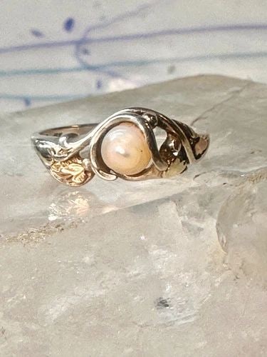 BLACK HILLS GOLD RING SIZE 8 PEARL LEAVES BAND STERLING SILVER WOMEN: BLACK HILLS GOLD RING SIZE 8 PEARL LEAVES BAND STERLING SILVER WOMEN Black Hills Gold ring size 8 Pearl leaves band sterling silver women Size 8 Weight 2.6g Width. 5/16" Thinnest part of band 1/8"