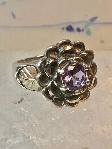 BLACK HILLS GOLD RING SIZE 5 FLOWER AMETHYST LEAVES BAND WOMEN: BLACK HILLS GOLD RING SIZE 5 FLOWER AMETHYST LEAVES BAND WOMEN Black Hills Gold ring size 5 Flower Amethyst leaves band women Size 5 Weight 8.1g Length 5/8" Width 5/8" Thinnest part of band 3/16"