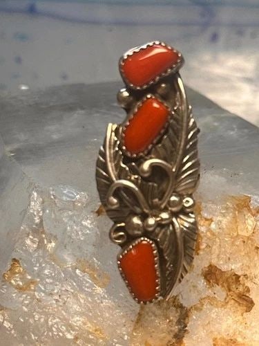 NAVAJO CORAL RING SIZE 5 STERLING SILVER LEAVES FEATHERS WOMEN SIGNED JH: NAVAJO CORAL RING SIZE 5 STERLING SILVER LEAVES FEATHERS WOMEN SIGNED JH Navajo coral ring size 5 sterling silver leaves feathers women signed JH Size 5 Weight 11.1g Length 1 3/4" Width 3/4" Thinnest 