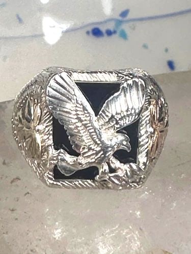 EAGLE RING BLACK HILLS GOLD ONYX BAND SIZE 11 STERLING SILVER WOMEN MEN: EAGLE RING BLACK HILLS GOLD ONYX BAND SIZE 11 STERLING SILVER WOMEN MEN Eagle ring Black Hills Gold band Onyx size 11 sterling silver women men 12K over sterling Size 11 Weight. 7.8g Length. 5/8" Widt