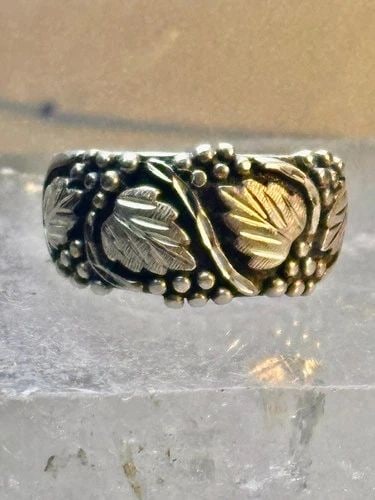 BLACK HILLS GOLD RING WEDDING BAND LEAVES STERLING SILVER SIZE 7.50 WOMEN MEN: BLACK HILLS GOLD RING WEDDING BAND LEAVES STERLING SILVER SIZE 7.50 WOMEN MEN Black Hills Gold ring wedding band leaves sterling silver size 7.50 women men Size 7.50 Weight 6.9g Width 7/18" Thinnest p