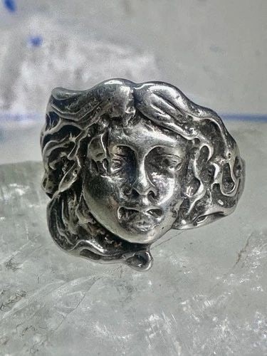 VINTAGE LADY FACE RING BAND SIZE 6 STERLING SILVER WOMEN GIRL: VINTAGE LADY FACE RING BAND SIZE 6 STERLING SILVER WOMEN GIRL Vintage Lady Face ring band size 5.75 sterling silver women girl Size 5.75 Weight 4.2g Width. 5/8" Thinnest part of band in back 1/8"