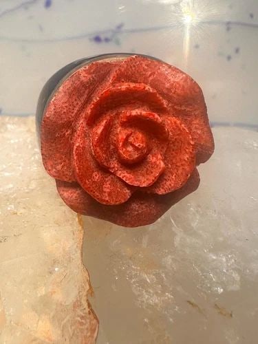 ROSE RING SPONGE CORAL ONYX BULKY BAND SIZE 7.50 FLORAL WOMEN: ROSE RING SPONGE CORAL ONYX BULKY BAND SIZE 7.50 FLORAL WOMEN Rose ring sponge coral onyx bulky band size 7.50 floral women Size 7.50 Weight. 16.8g Length 1" Width 1" Thinnest part of band 3.8"