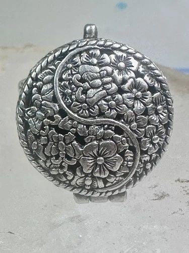 POISON RING YIN YANG FLOWERS FLORAL SIZE 7 ADJ STERLING SILVER WOMEN: POISON RING YIN YANG FLOWERS FLORAL SIZE 7 ADJ STERLING SILVER WOMEN Poison ring Yin Yang Flowers floral size 5.50 sterling silver women The bead on the ring pushes in and opens the locket The best an