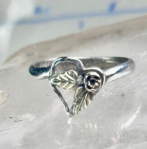BLACK HILLS GOLD RING DOUBLE HEART BAND FLORAL LEAVES SIZE 5.75 STERLING SILVER: BLACK HILLS GOLD RING DOUBLE HEART BAND FLORAL LEAVES SIZE 5.75 STERLING SILVER Black Hills Gold ring Double Heart band floral leaves size 5.75 sterling silver women girls Size 5.75 Between a size 5.7