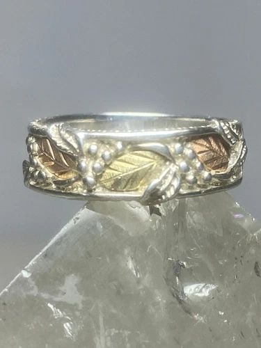 BLACK HILLS GOLD RING LEAF BAND FLORAL STERLING SILVER BOHO WOMEN GIRLS: BLACK HILLS GOLD RING LEAF BAND FLORAL STERLING SILVER BOHO WOMEN GIRLS Black Hills Gold ring leaf band floral sterling silver boho women girls Detailed w12K over sterling silver Size 6.75 Weight 4.2g