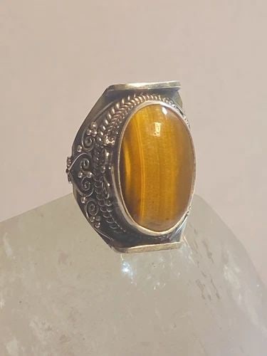 TIGER EYE RING SIZE 6.75 CIGAR BAND STERLING SILVER WOMEN MEN: TIGER EYE RING SIZE 6.75 CIGAR BAND STERLING SILVER WOMEN MEN Tiger Eye ring cigar band boho tribal sterling silver women men Size 6.75 Between a size 6.75 and a size 7 Weight 15.4g Length. 1. 1/8" Wi
