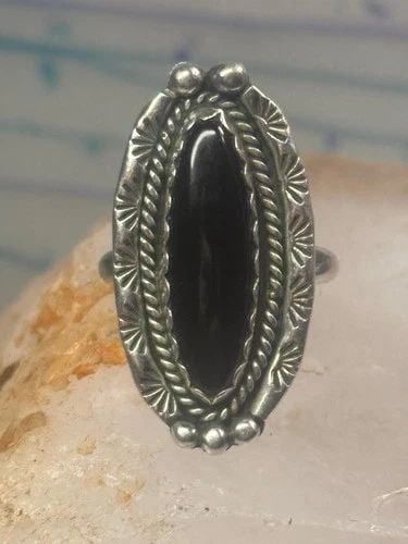 NAVAJO RING LONG ONYX SIZE 6.5 STERLING SILVER WOMEN GIRLS SIGNED LY: NAVAJO RING LONG ONYX SIZE 6.5 STERLING SILVER WOMEN GIRLS SIGNED LY Navajo Ring Long Onyx size 6.5 sterling silver women girls signed LY Yazzie Size 6.5 Weight 7g Length 1. 1/4" Width 5/8" Thinnest p