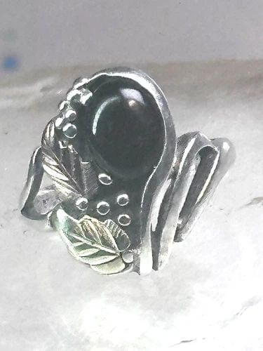 BLACK HILLS GOLD RING ONYX BAND LEAVES SIZE 3 STERLING SILVER WOMEN: BLACK HILLS GOLD RING ONYX BAND LEAVES SIZE 3 STERLING SILVER WOMEN Black Hills Gold ring onyx band leaves size 3 sterling silver women Size 3 Weight 3.5g Length 5/8" Width 3/8" Thinnest part of band 