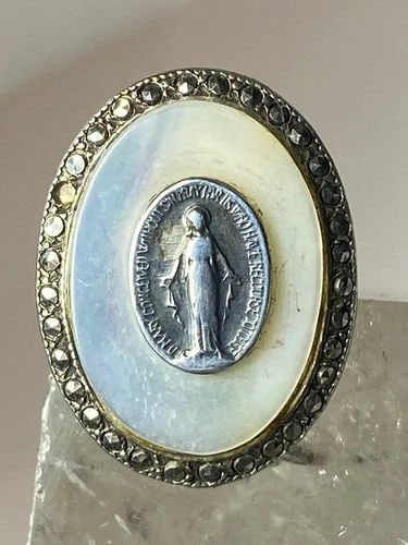MADONNA RING MOTHER OF PEARL MARCASITES ART DECO STERLING SILVER WOMEN GIRLS: MADONNA RING MOTHER OF PEARL MARCASITES ART DECO STERLING SILVER WOMEN GIRLS Madonna ring Mother of Pearl marcasites Art Deco sterling silver women girls Size 2.50 Weight 6.1g Length. 7/8" Width . 5/8