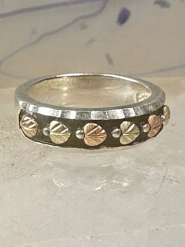 BLACK HILLS GOLD RING FLORAL WEDDING BAND LEAVES SIZE 5.75 STERLING SILVER WOMEN: BLACK HILLS GOLD RING FLORAL WEDDING BAND LEAVES SIZE 5.75 STERLING SILVER WOMEN Black Hills Gold ring floral wedding band leaves size 5.75 sterling silver women Detailed with 12K over sterling silver