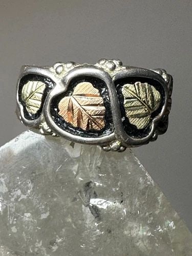 BLACK HILLS GOLD RING SIZE 6.75 BAND STERLING SILVER WOMEN: BLACK HILLS GOLD RING SIZE 6.75 BAND STERLING SILVER WOMEN Black Hills Gold ring size 6.75 band sterling silver women Signed CCO sterling 12K ( detailed w 2K over the sterling leaves ) I leave the rin