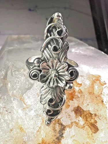 NAVAJO LONG SQUASH BLOSSOM RING SIZE 9.75 STERLING SILVER GIRLS WOMEN: NAVAJO LONG SQUASH BLOSSOM RING SIZE 9.75 STERLING SILVER GIRLS WOMEN Navajo long squash blossom Ring size 9.75 sterling silver girls women Size 9.75 Weight 5.3g Length. 1 5/8" Width 3/4" Thinnest par