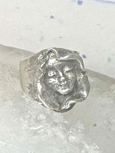 FACE RING STERLING SILVER PINKY BRUTALIST BAND SIZE 4.75 WOMEN GIRLS: FACE RING STERLING SILVER PINKY BRUTALIST BAND SIZE 4.75 WOMEN GIRLS Face ring sterling silver pinky brutalist band size 4.75 women girls Size 4.75 Weight 9g length 3/4" Widest part 5/8" Thinnest part