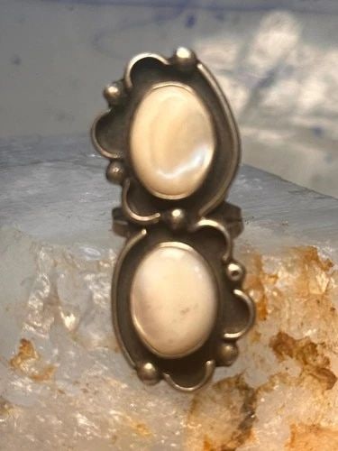 NAVAJO LONG RING MOTHER OF PEARL SIZE 5.7 SCALLOPED BEADED STERLING SILVER WOMEN: NAVAJO LONG RING MOTHER OF PEARL SIZE 5.7 SCALLOPED BEADED STERLING SILVER WOMEN Navajo long ring mother of pearl size 5.75 scalloped beaded sterling silver women Size 5.75 Weight 11.1g Length 1 7/8" 