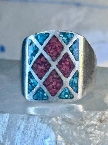 NAVAJO RING TURQUOISE CORAL CHIPS SIZE 10 STERLING SILVER WOMEN MEN: NAVAJO RING TURQUOISE CORAL CHIPS SIZE 10 STERLING SILVER WOMEN MEN Navajo Ring Turquoise Coral chips size 10 sterling silver women men Size 10 Weight 11.8g Length 3/4" Width 5/8" Thinnest part of ban