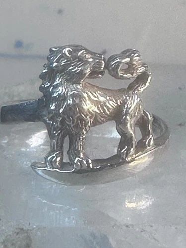 VINTAGE LION RING ANIMAL BAND SIZE 7.75 STERLING SILVER WOMEN: VINTAGE LION RING ANIMAL BAND SIZE 7.75 STERLING SILVER WOMEN Vintage Lion ring animal band size 7.75 sterling silver women Size 7.75 Weight 3.8g Length 5/8 Width 1/2" Thinnest part of the band in bac