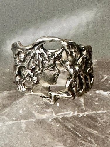 FACE RING LADY NAKED LADY FOREST BAND SIZE 7.75 LEAVES STERLING SILVER WOMEN: FACE RING LADY NAKED LADY FOREST BAND SIZE 7.75 LEAVES STERLING SILVER WOMEN Face ring lady naked lady forest band size 7.75 leaves sterling silver women Size 7.75 Between a size 7.75 and a size 8 Wei