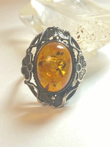 AMBER RING SIZE 8 FLORAL ART DECO STERLING SILVER WOMEN: AMBER RING SIZE 8 FLORAL ART DECO STERLING SILVER WOMEN Amber ring floral art deco sterling silver women Size 8 Weight 5.2g Length 1" Width. 5/8" Thinnest part of band 1/8"