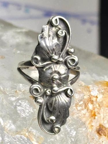 LONG NAVAJO RING FLORAL SQUASH BLOSSOM VINTAGE STERLING SILVER SIZE 5.25 WOMEN: LONG NAVAJO RING FLORAL SQUASH BLOSSOM VINTAGE STERLING SILVER SIZE 5.25 WOMEN Long Navajo ring floral squash blossom vintage sterling silver size 5.25 women Size 5.25 Weight 7.3g Length. 1 3/8" Width